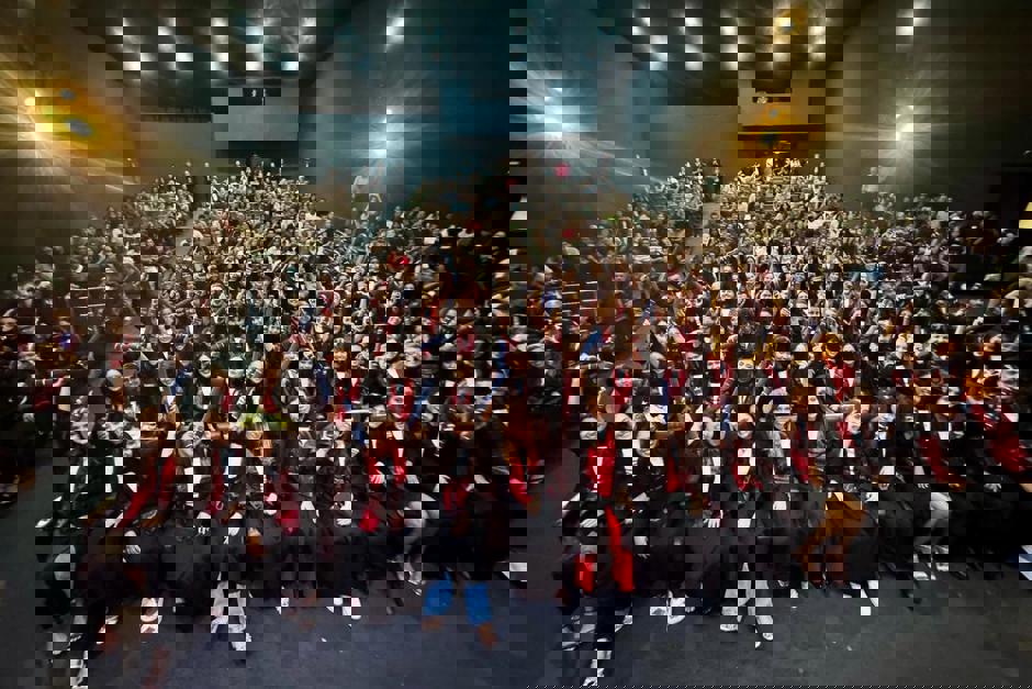 A solenidade reuniu familiares, professores e convidados no Teatro Municipal