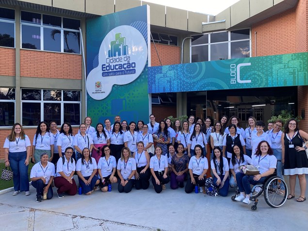 A relação professor-aluno impacta diretamente no processo de aprendizagem, influenciando o desenvolvimento intelectual, emocional e social dos alunos.