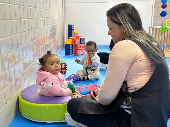 Professora Patrícia Ramos acompanhando os pequenos com carinho e dedicação em sua sala de aula.