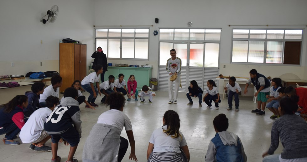 Crianças e adolescentes da Fundhas participam de oficinas de capoeira