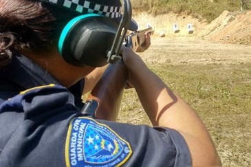 Guardas municipais são treinados durante 80 horas por ano para o uso de armas de fogo