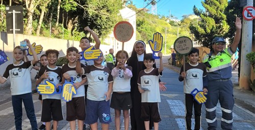 Crianças do CECOI Irmãs Carmelitas do Divino Coração de Jesus participam de atividade na faixa de pedestres | Foto: Divulgação
