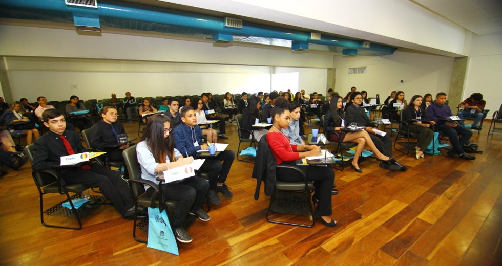 Programa Líder do Futuro prepara alunos para debates nos moldes da ONU. Foto: Claudio Vieira/PMSJC. 11-09-2018