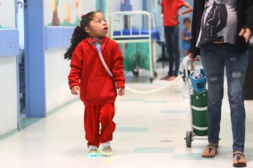 Criança que mora no hospital há cinco anos visita a escola pela primeira vez. Foto: Claudio Vieira/PMSJC. 12-09-2018