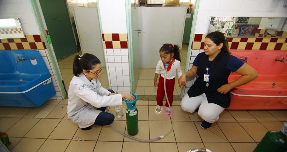 Criança que mora no hospital há cinco anos visita a escola pela primeira vez. Foto: Claudio Vieira/PMSJC. 12-09-2018
