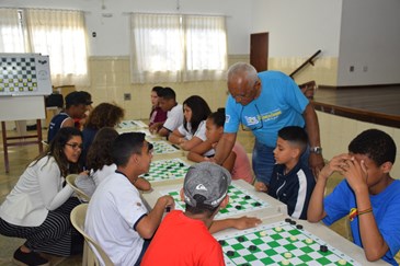 Crianças e adolescentes aprendem disciplina com jogo de damas - Prefeitura  de São José dos Campos