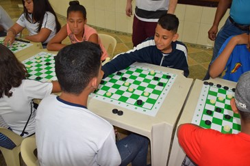 Crianças e adolescentes aprendem disciplina com jogo de damas - Prefeitura  de São José dos Campos