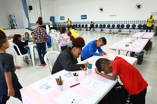 Iramaia colorindo com seus filhos Leandro, 12 anos, e Leonardo, 10 anos.