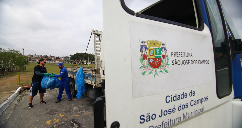 Limpeza do Parque Senhorinha na região sul. Foto: Claudio Vieira/PMSJC. 15-09-2018