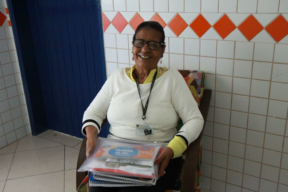 Estagiária da a EMEF Profª Jacyra Baracho, localizada na região sul da cidade, Zilda de 73 anos, aprendeu direitinho como ensinar a mais importante das lições: Nunca é tarde para sonhar