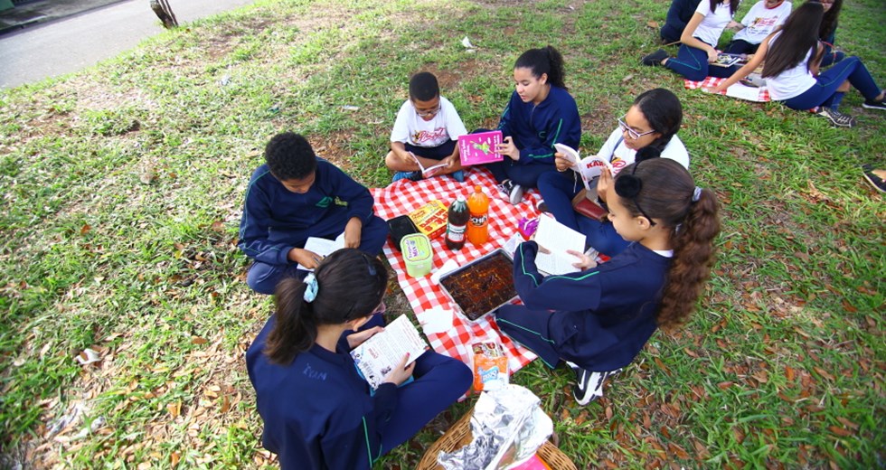 Piquenique literário com alunos da  EMEF Antônio Palma Sobrinho na região leste. Foto: Claudio Vieira/PMSJC. 19-09-2018