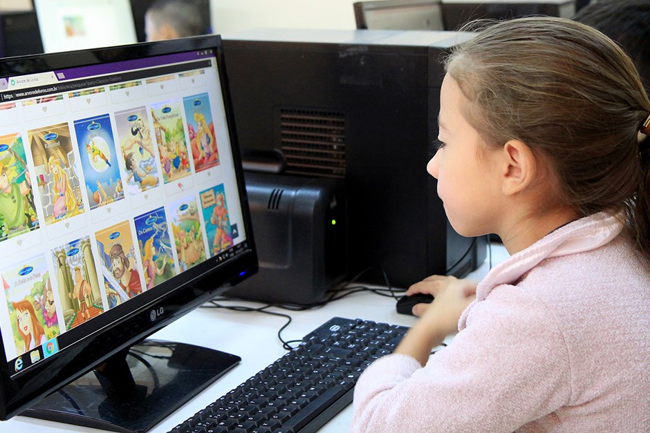 Plataforma digital de leitura disponibiliza mais de 12 mil livros gratuitamente aos estudantes da rede de ensino municipal