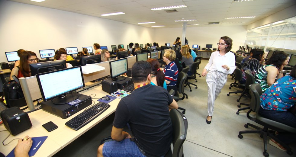 Educadores participam de curso sobre uso de livro digital em sala. Foto: Claudio Vieira/PMSJC. 27-09-2018