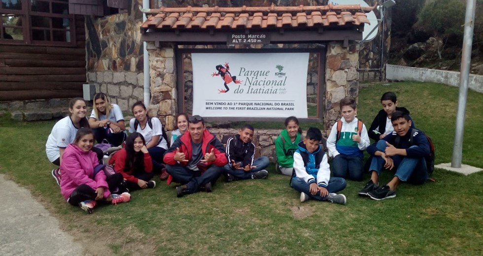 Crianças e adolescentes da Fundhas fazem trilha e têm aula diferente no parque Itatiaia