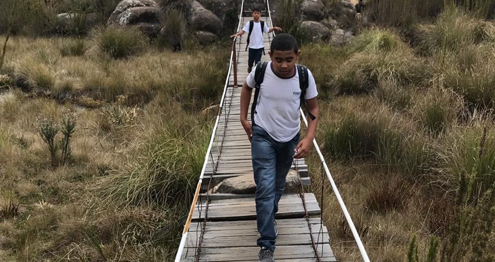 Crianças e adolescentes da Fundhas fazem trilha e têm aula diferente no parque Itatiaia