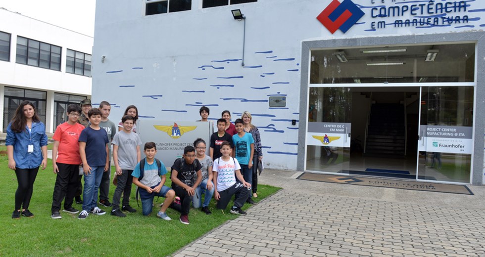 Alunos da turma de engenharia do Projeto Decolar , visitam o Laboratório do ITA  04 10 2018
