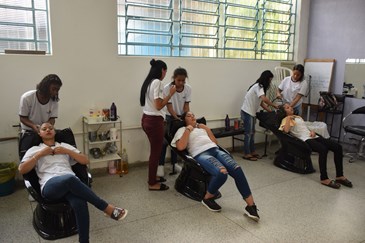 Alunos da fanfarra participam de dia da beleza na Unidade Profissionalizante Dom Bosco