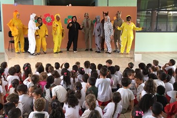 Mais de 500 alunos da EMEI José Madureira Lebrão, localizado no Jd. Mariana II, região leste da cidade, assistiram a peça “Os Saltimbancos”,  a atração foi encenada por um grupo de idosos da Casa do Idoso Centro.