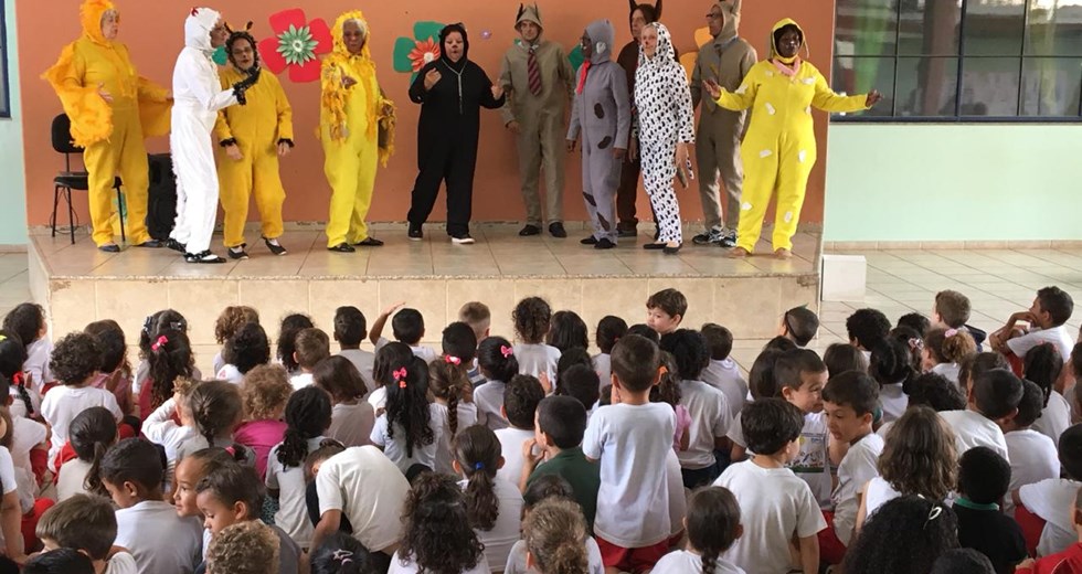 Mais de 500 alunos da EMEI José Madureira Lebrão, localizado no Jd. Mariana II, região leste da cidade, assistiram a peça “Os Saltimbancos”,  a atração foi encenada por um grupo de idosos da Casa do Idoso Centro.