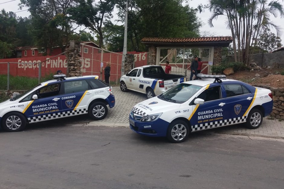 Viaturas do DFPM e da Guarda Municipal durante a interdição de evento programado em chácara do Parque Interlagos