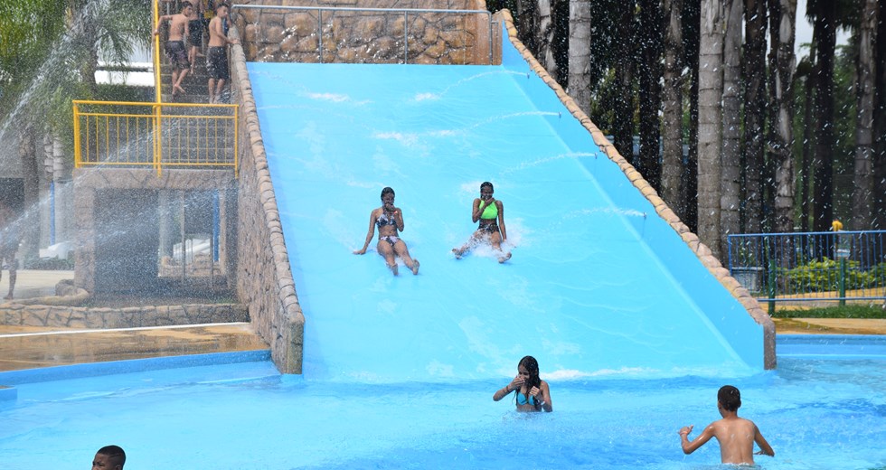 Crianças da Fundhas se divertem com atividades em parque aquático
