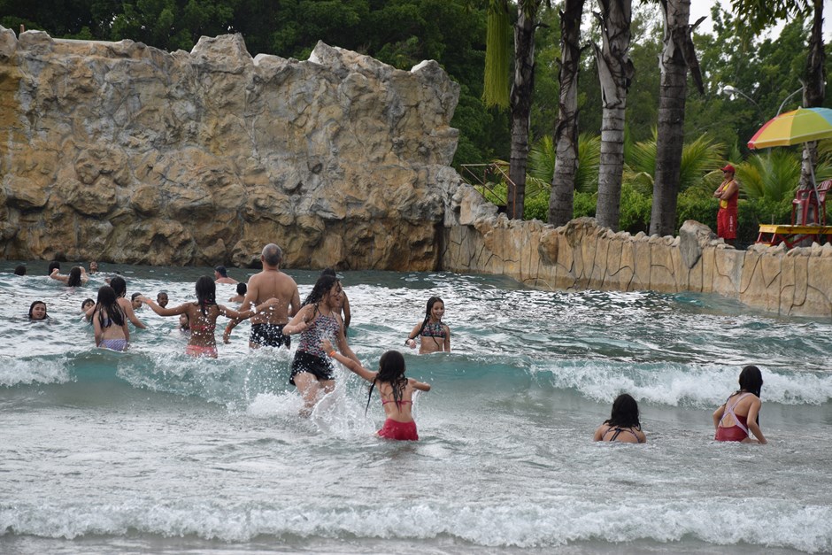 Crianças da Fundhas se divertem com atividades em parque aquático