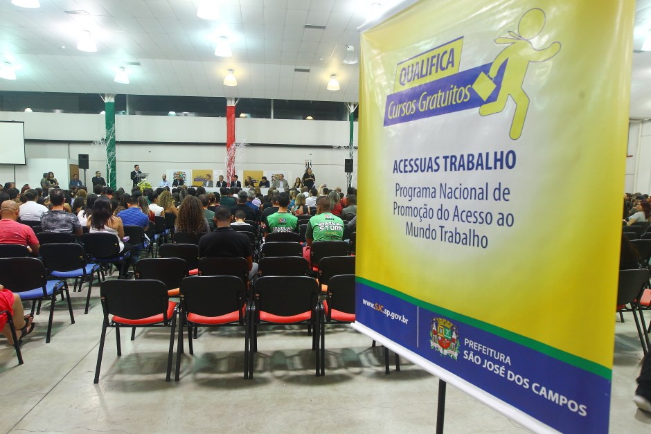Cerimônia de formatura de cerca de 500 alunos dos cursos gratuitos de capacitação do programa Qualifica São José.