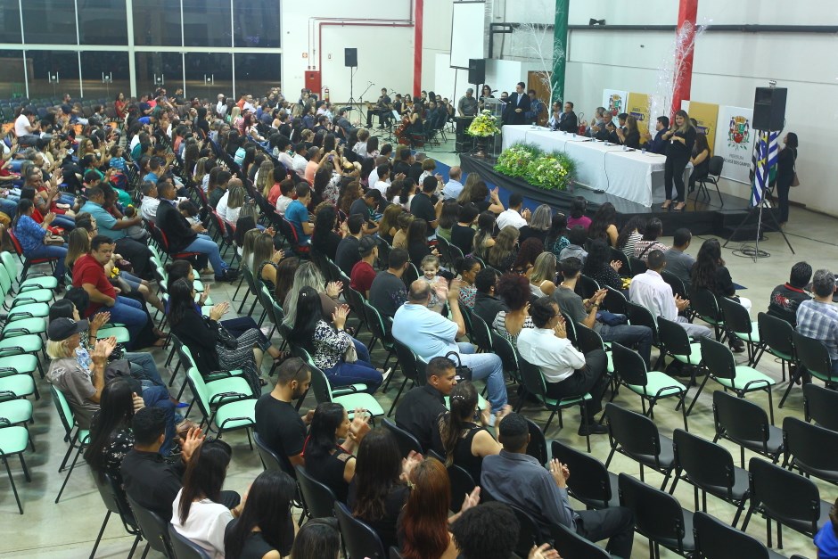 Cerimônia de formatura de cerca de 500 alunos dos cursos gratuitos de capacitação do programa Qualifica São José.