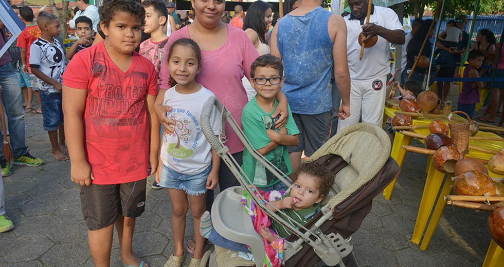 Flávia Aparecida da Silva com os filhos e sobrinhos: família feliz