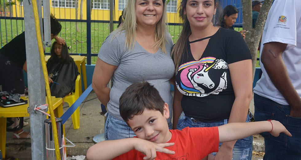 Bárbara Camargo (centro) com a amiga e o filho: curtição sem fim
