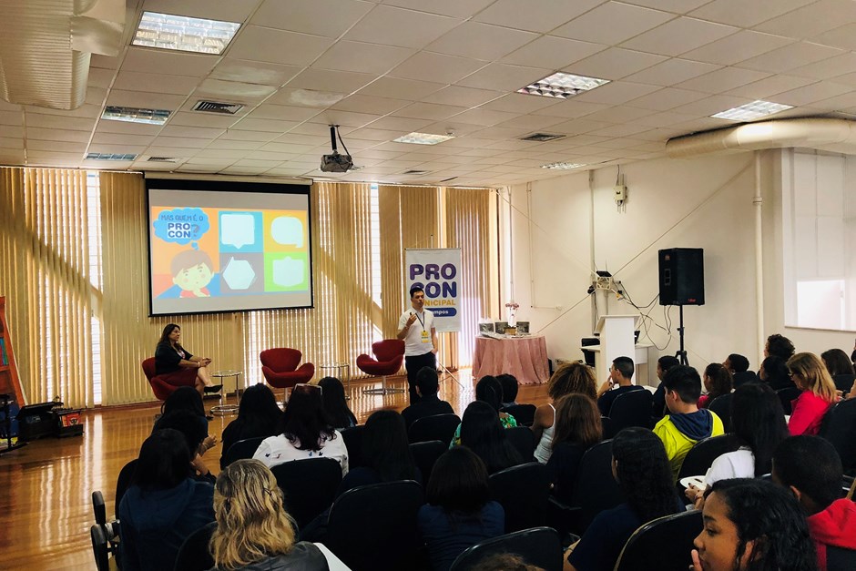 As palestras do Procon levaram conhecimento de educação financeira e direito do consumidor para estudantes de escolas públicas e particulares de São José