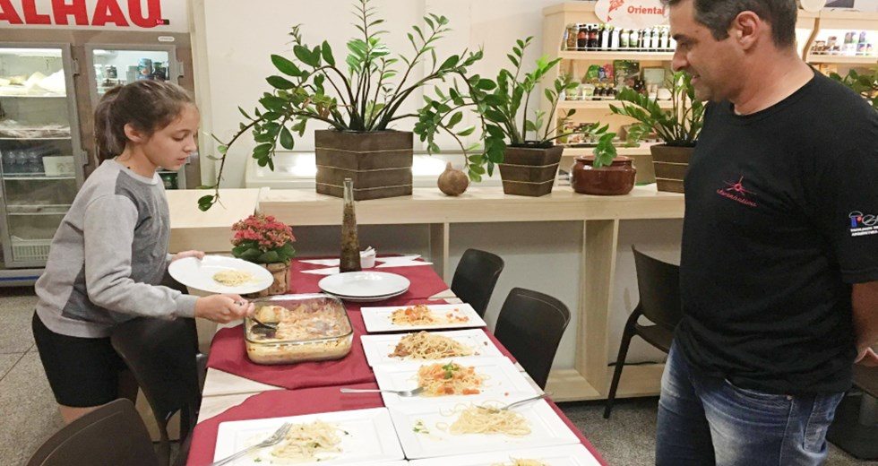Turma de gastronomia do Decolar, Programa de Desenvolvimento do Potencial e Talento em aulas prática.