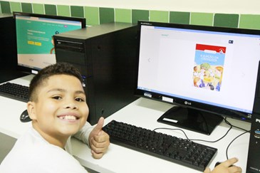 A tecnologia disponibilizada pela Prefeitura de São José dos Campos, por meio da Secretaria de Educação e Cidadania, oferece gratuitamente mais de 12 mil livros para cerca de 42 mil alunos do ensino fundamental