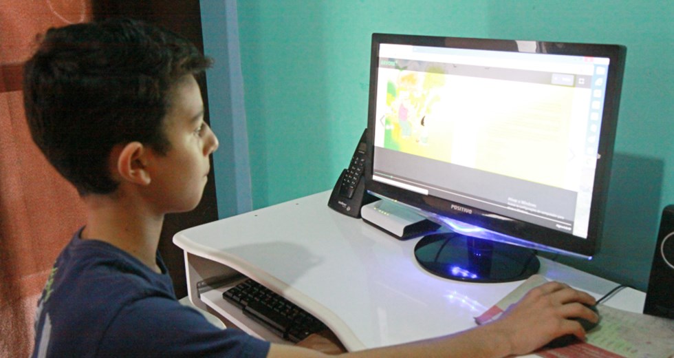 Aluno do 5º ano da Emef Profª Sônia Maria Pereira da Silva, Jonatan Santos, de 11 anos, contabiliza a leitura de 114 títulos em menos de 30 dias, por meio da plataforma digital Árvore de Livros