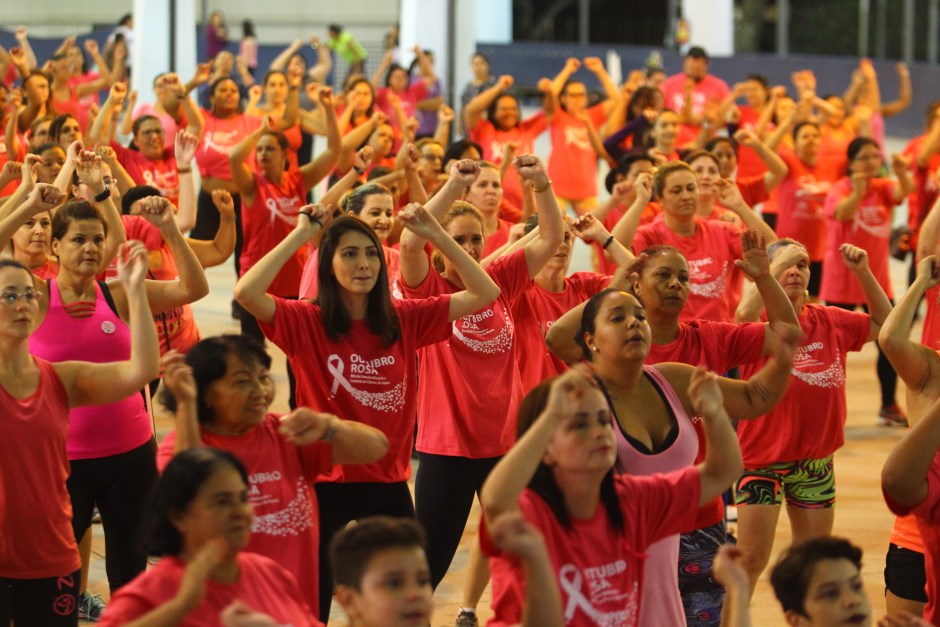 Aulas de “Ritmos Rosa” em comemoração ao Outubro Rosa no Centro da Juventude e no Parque Vicentina Aranha. Foto: Claudio Vieira/PMSJC. 30-10-2018
