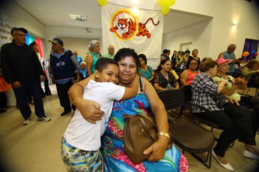 Maria de Jesus Sena Eugênio, 65 anos, moradora do bairro Jardim Morumbi e o neto Cauã de 6 anos