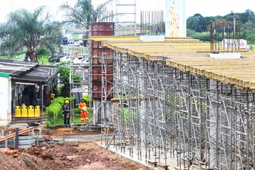 Construção do Viaduto Cambuí sobre a Via Dutra. Foto: Claudio Vieira/PMSJC. 05-11-2018