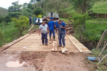 Equipe trabalha na manutenção e reforço da ponte do Turvo