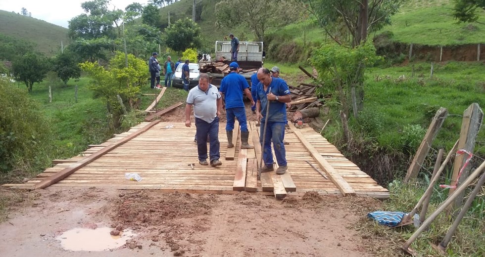 Equipe trabalha na manutenção e reforço da ponte do Turvo
