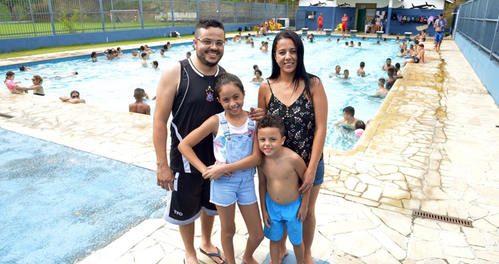 Diogo Felipe Nascimento da Silva com a esposa Adriana Maria Nascimento e os filhos Larissa Maria de 10 anos e  Guilherme de 6