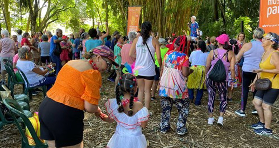 Grito de Carnaval dos frequentadores das Casas do Idoso no Parque Vicentina Aranha