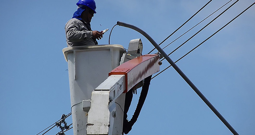 instalacao-de-lampadas-estrada-aeroporto-tamoios-13-12-2019-lucas-cabral-13.jpg