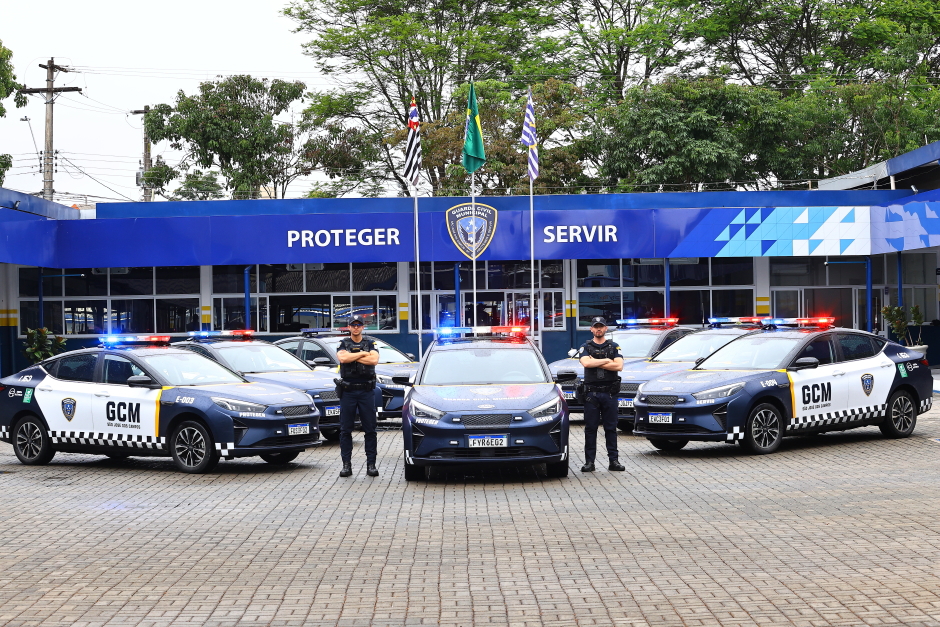 Novos veículos elétricos da frota da GCM. Foto: Claudio Vieira/PMSJC 31-10-2025