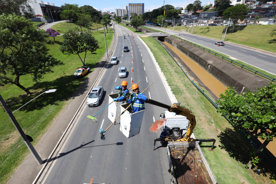 Limpeza dos viadutos. Foto: Claudio Vieira/PMSJC 08-02-2025