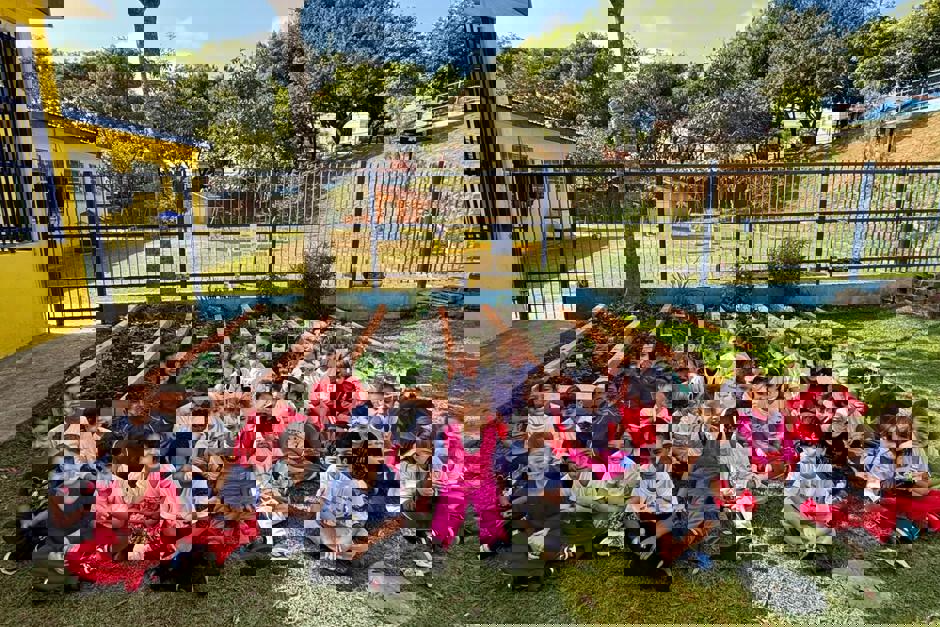 criancas-cultivam-alimentos-e-descobertas-em-projeto-de-horta-escolar-4.jpeg