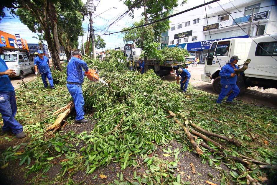 Equipes da SMC limpando os estragos da chuva de ontem (23/11), na Avenida Andrômeda região sul. Foto: Claudio Vieira/PMSJC. 24-11-2018
