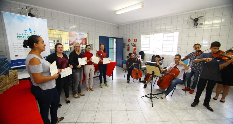 Formatura dos alunos participantes da oficina de corte e costura, do Fundo Social. Foto: Claudio Vieira/PMSJC. 26-11-2018