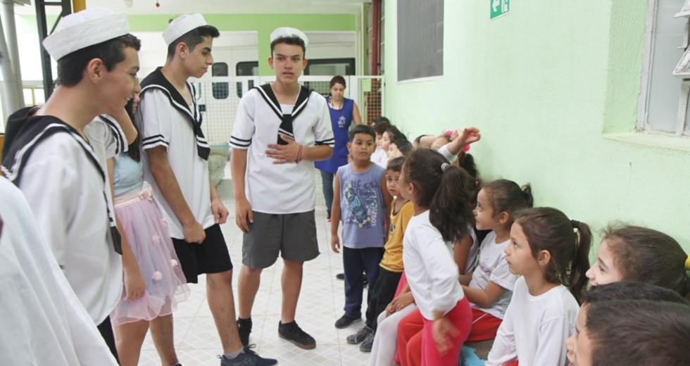 Alunos da Emef Otacília Madureira de Moura (região sul), apresentaram a peça teatral Pluft a fantasminha para crianças de a 0 a 6 anos do CECOI Éden-Lar, a atividade contou ainda com doação de roupas, calçados e brinquedos