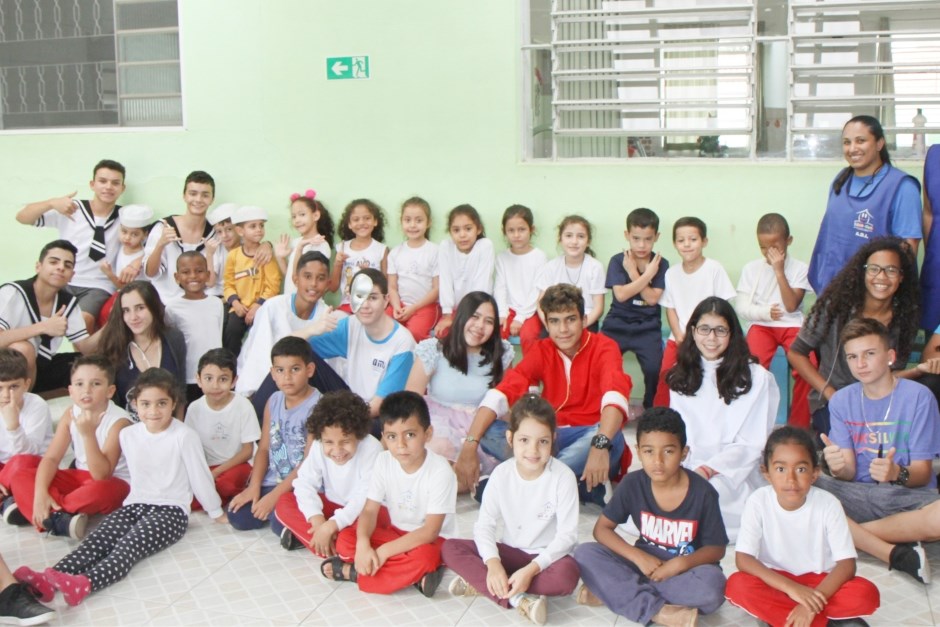 Alunos da Emef Otacília Madureira de Moura (região sul), apresentaram a peça teatral Pluft a fantasminha para crianças de a 0 a 6 anos do CECOI Éden-Lar, a atividade contou ainda com doação de roupas, calçados e brinquedos