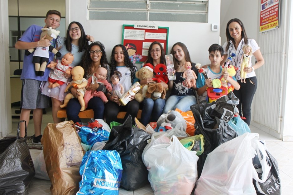 Doação de roupas, calçados e brinquedos dos alunos da Emef Otacília Madureira de Moura (região sul) para crianças de 0 a 6 anos do CECOI Éden-Lar (região central)